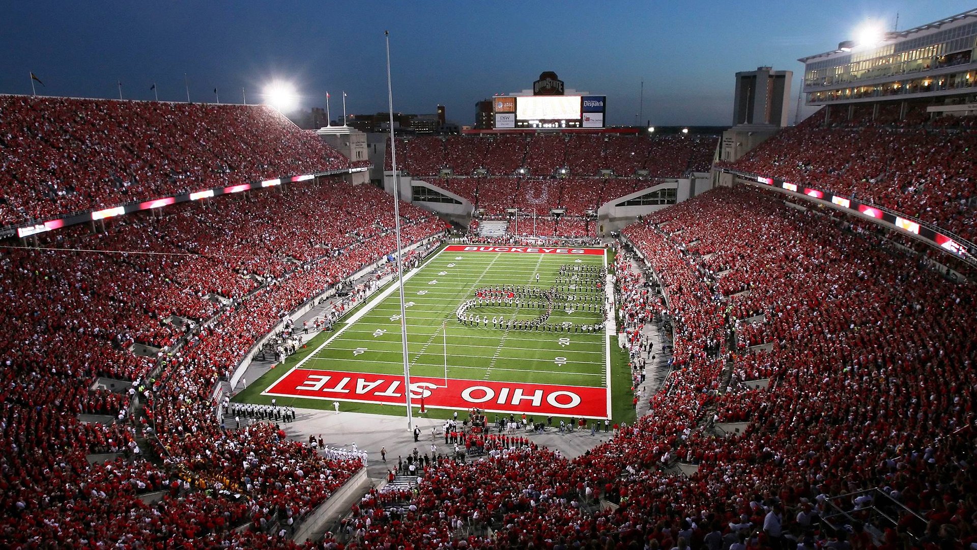 特色足球文化在城市夜间经济中扮演重要角色，推动夜经济繁荣，大城市经营足球俱乐部的优势